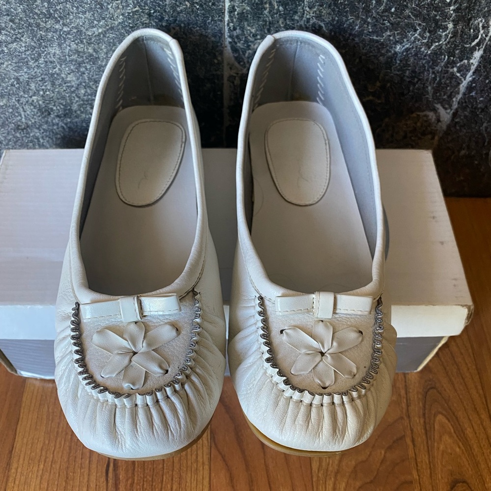 Women’s White Rounded-Toe Flats size 7